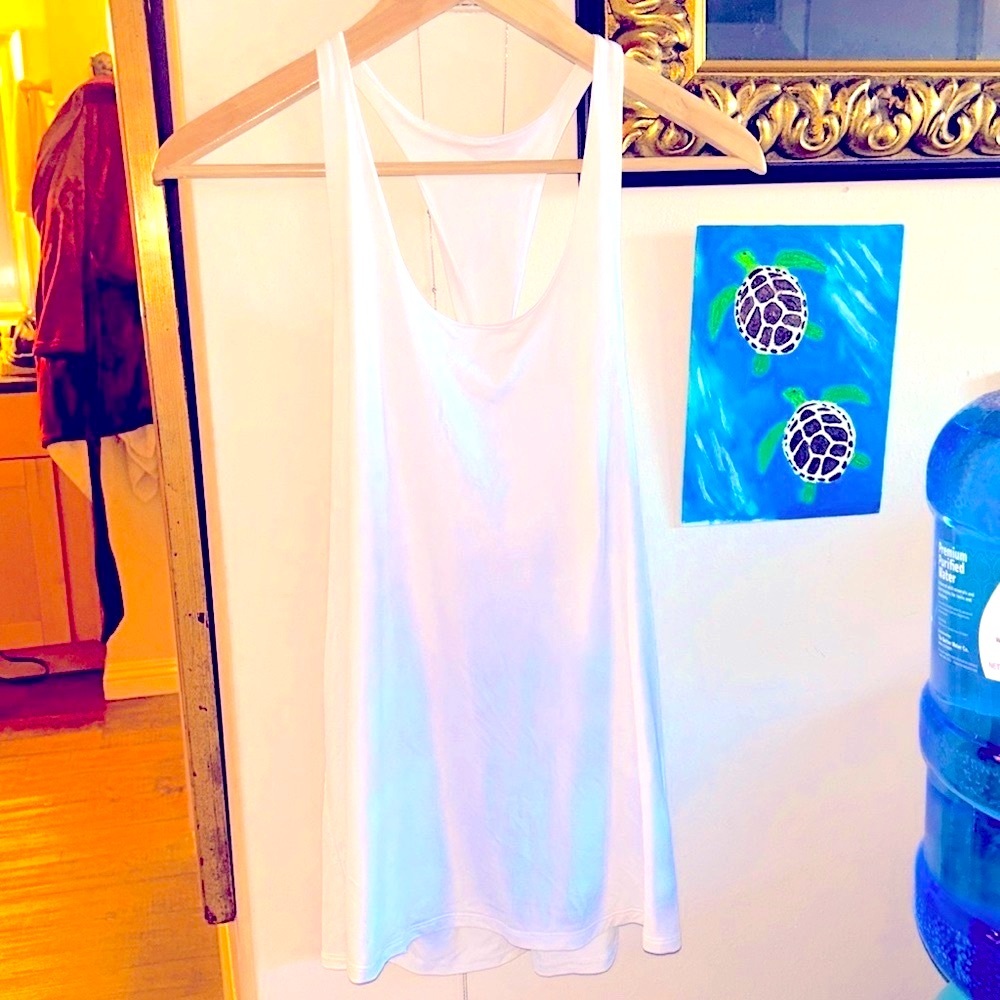 Worn once Alo Tank Top!🤍